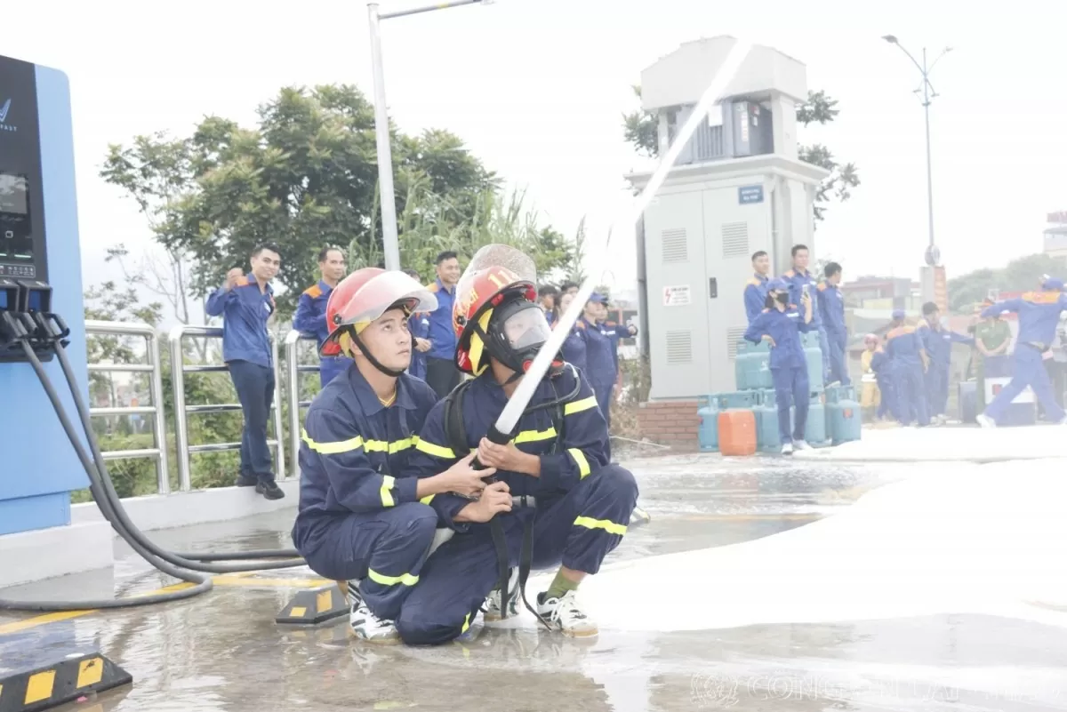 Lai Châu: Diễn tập phương án chữa cháy tại cửa hàng xăng dầu