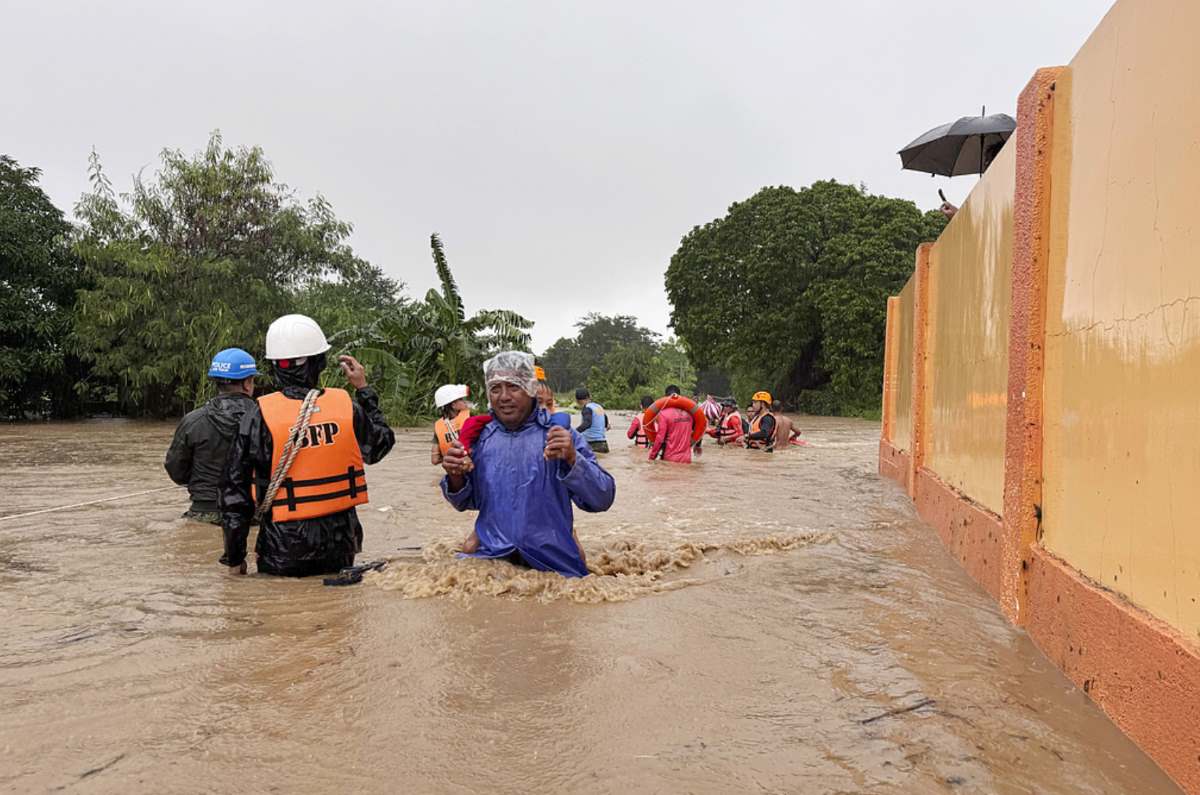 Lũ lụt do bão Krathon gây ra tại Bacarra, tỉnh Ilocos Norte, Philippines, ngày 30.9.2024. Ảnh: China Foto Press