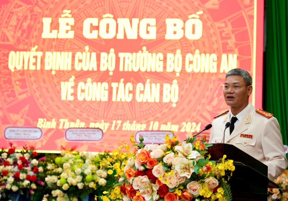 Đại tá Nguyễn Anh Tuấn phát biểu nhận nhiệm vụ. Ảnh: Văn Hoàn