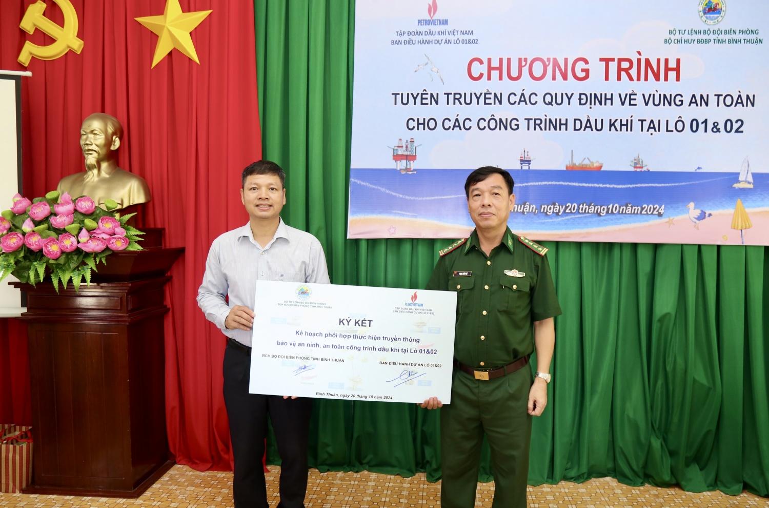 Petrovietnam tuyên truyền về vùng an toàn cho các công trình dầu khí tại lô 01-02