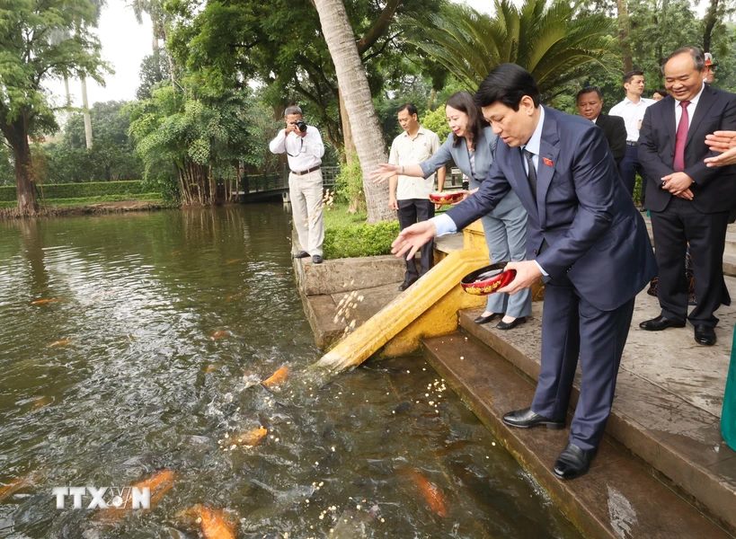 Chủ tịch nước Lương Cường thăm Ao cá Bác Hồ trong khuôn viên Khu di tích Chủ tịch Hồ Chí Minh tại Phủ Chủ tịch.