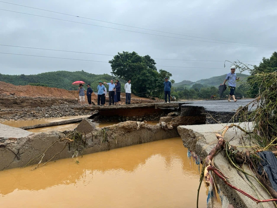 Đây là tuyến đường nối với trung tâm xã. 1000005316-6804-3638.jpg