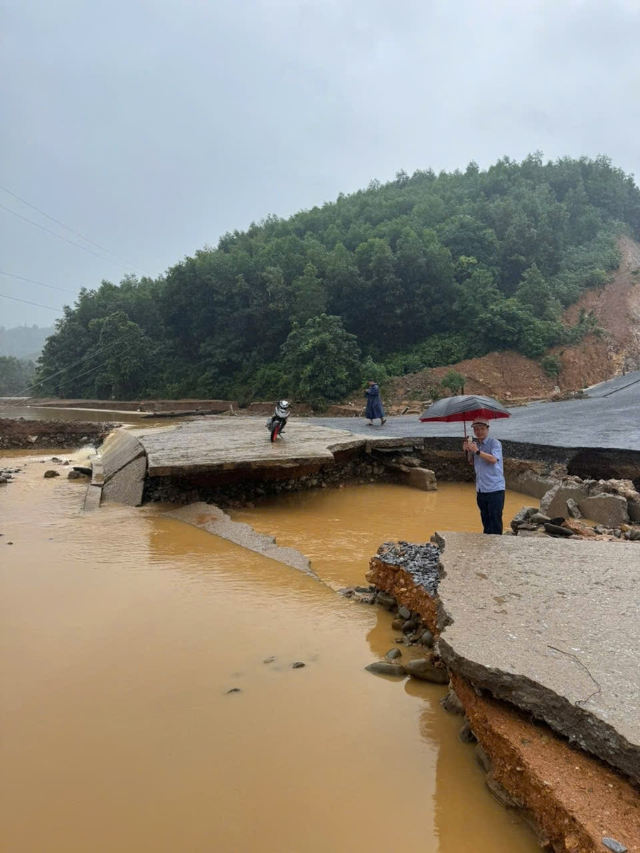 Mưa làm xói lở, cuốn trôi đoạn đường bê tông ở xã Vĩnh Ô. 1000005320-3218-9533.jpg