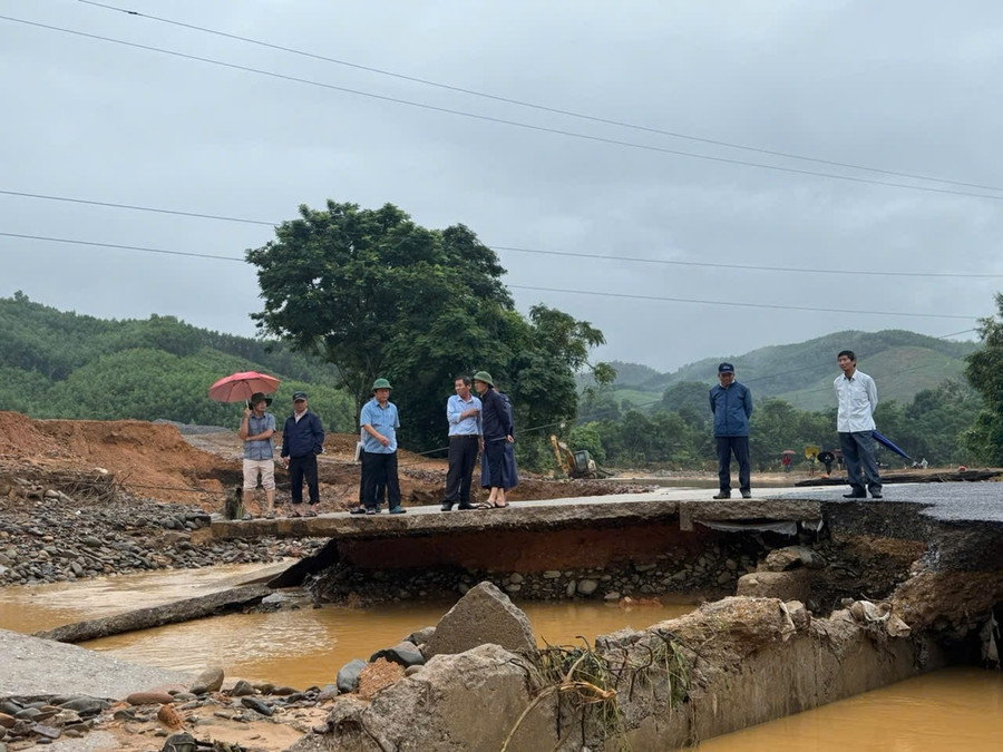 Lực lượng chức năng kiểm tra hiện trường.