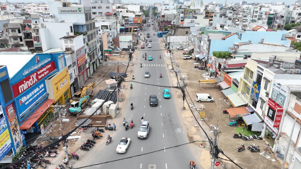 Metro số 2 còn vướng một số mặt bằng đường Trường Chinh quận Tân Bình.  Ảnh: Anh Tú