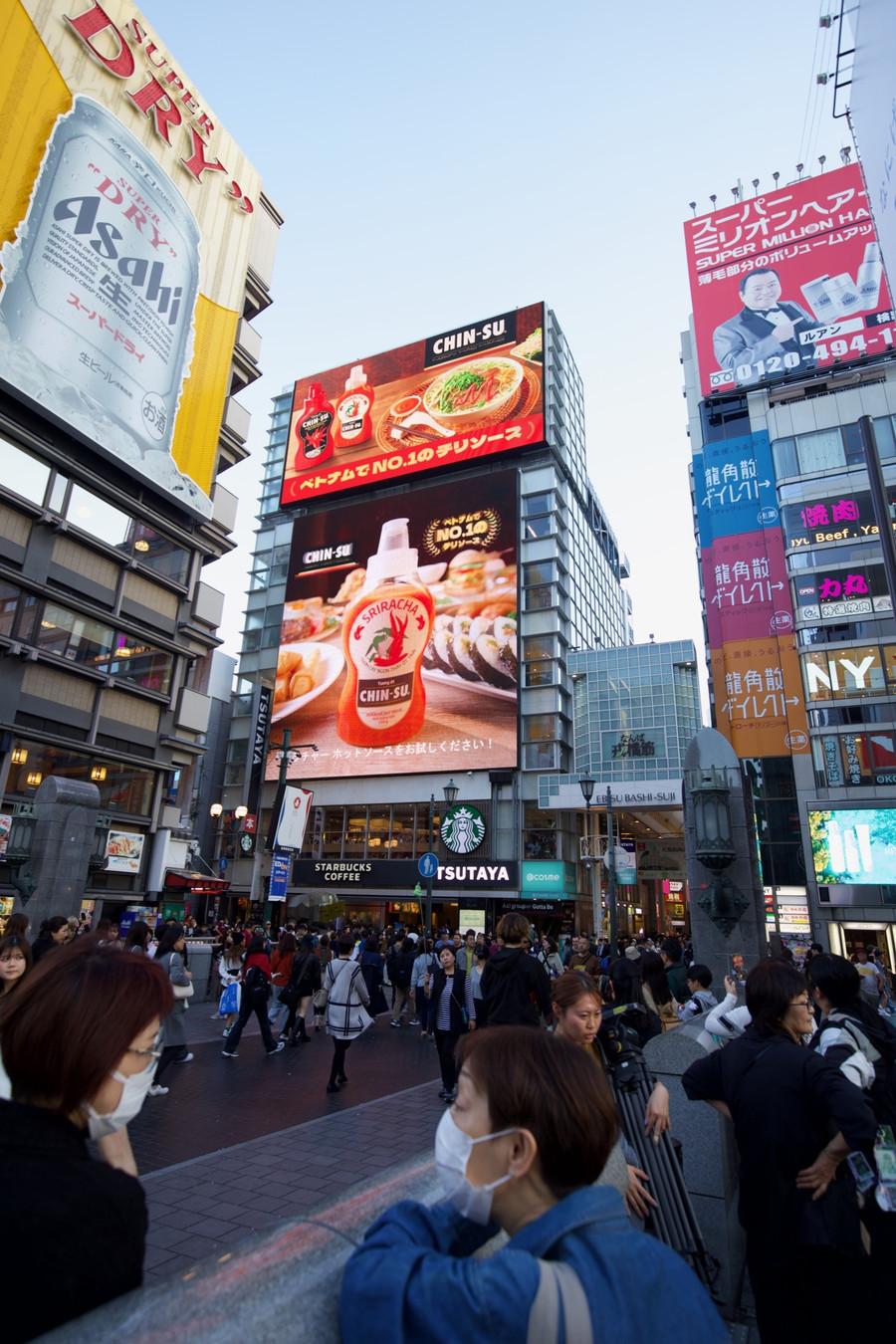 1-ms-tuong-ot-chin-su-xuat-hien-hoanh-trang-tai-khu-pho-am-thuc-soi-dong-dotonbori-osaka.jpg
