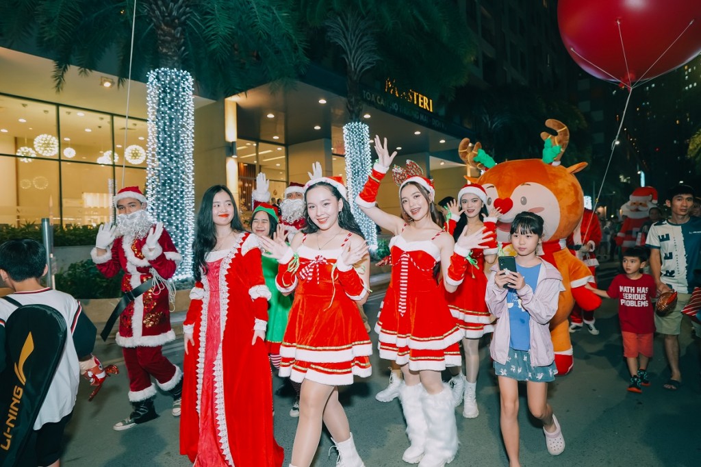 Tận hưởng niềm vui bất tận với cuộc diễu hành mang đậm màu sắc Noel “Vincom Jingle Parade”