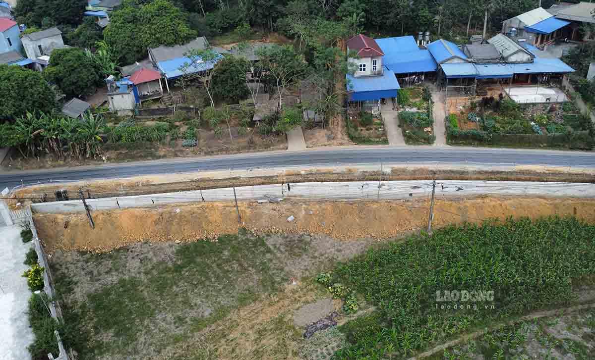 Vị trí sạt lở taluy âm tiếp giáp đất ruộng của người dân hiện đang được kè bê tông. Ảnh: Việt Bắc.