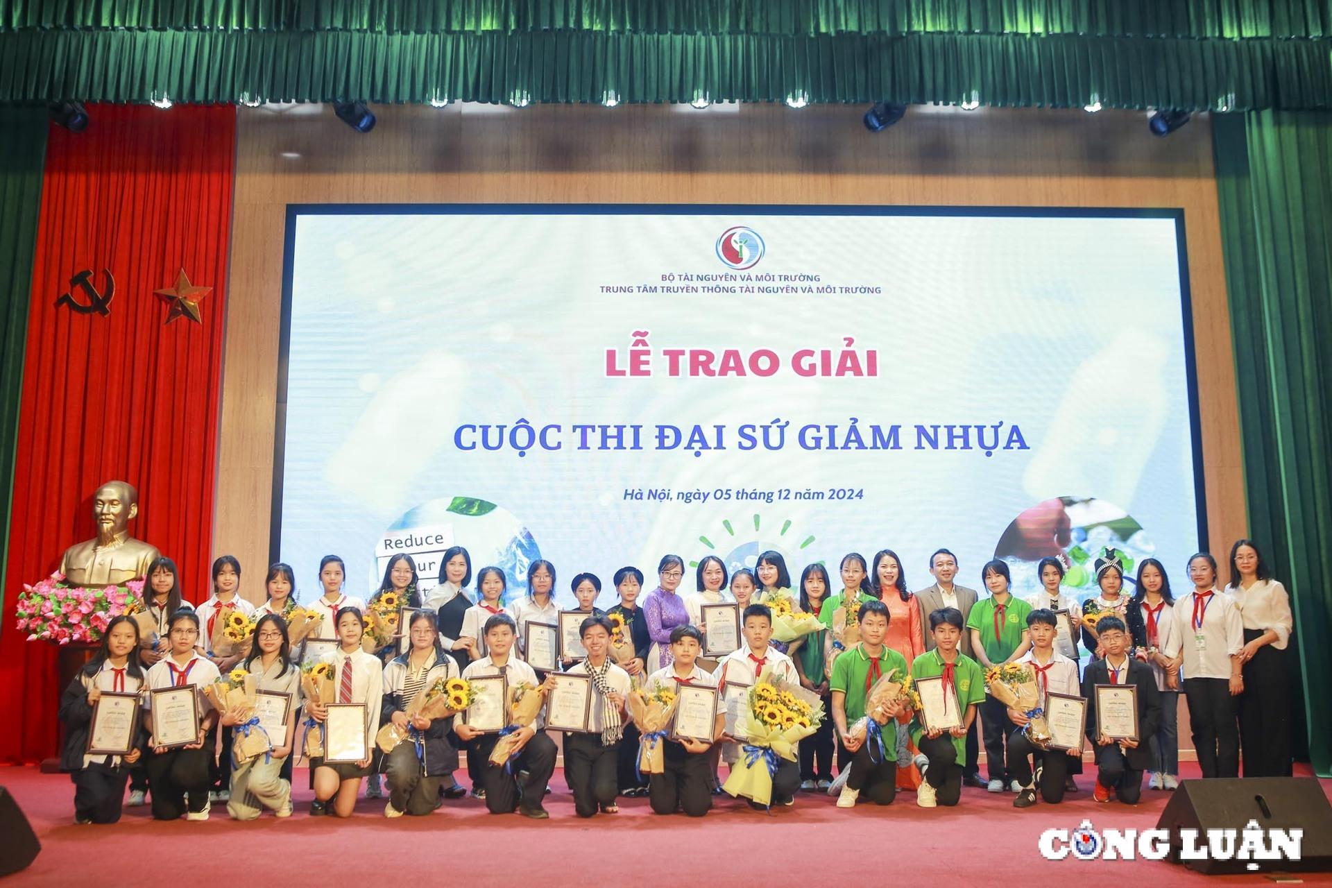 cuoc thi dai su giam nhua trao 20 giai thuong cho cac em hoc sinh tu 12 15 tuoi hinh 2