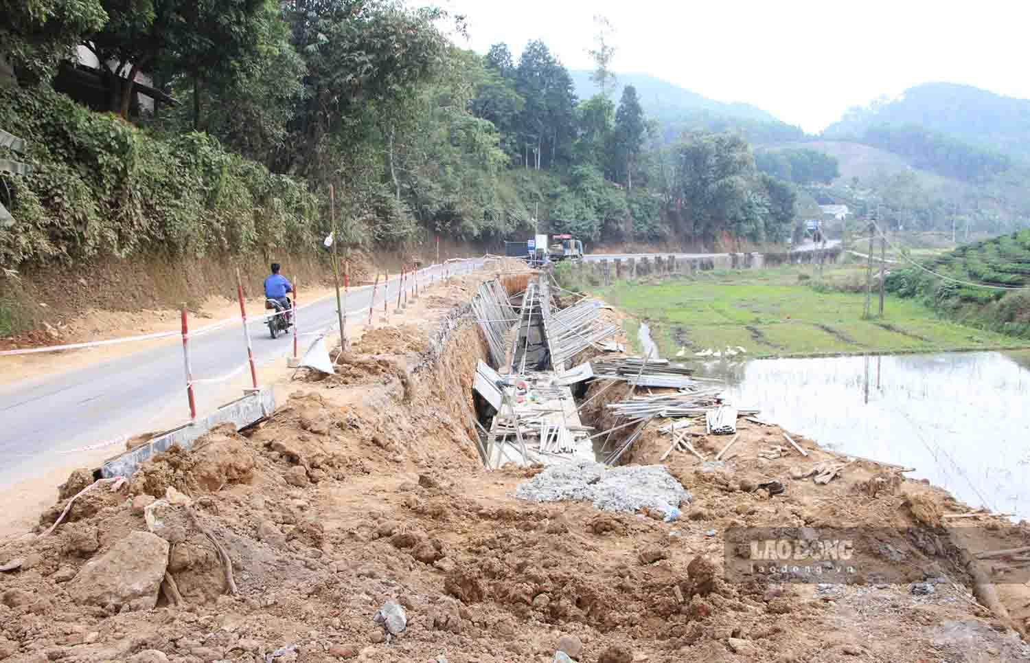 Các kè bê tông kiên cố được xây dựng, chống sạt lở phần taluy âm. Ảnh: Việt Bắc.
