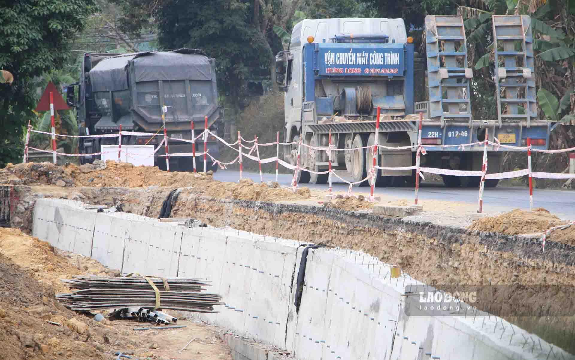 Khu vực này xuất hiện nhiều điểm đen giao thông, mặt đường nhỏ hẹp nguy cơ tai nạn cao.  Ảnh: Việt Bắc.