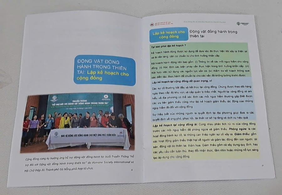 Sổ tay hướng dẫn các hành động ứng phó cho động vật đồng hành trong bối cảnh thiên tai điển hình tại TP Đà Nẵng. Ảnh: Văn Trực