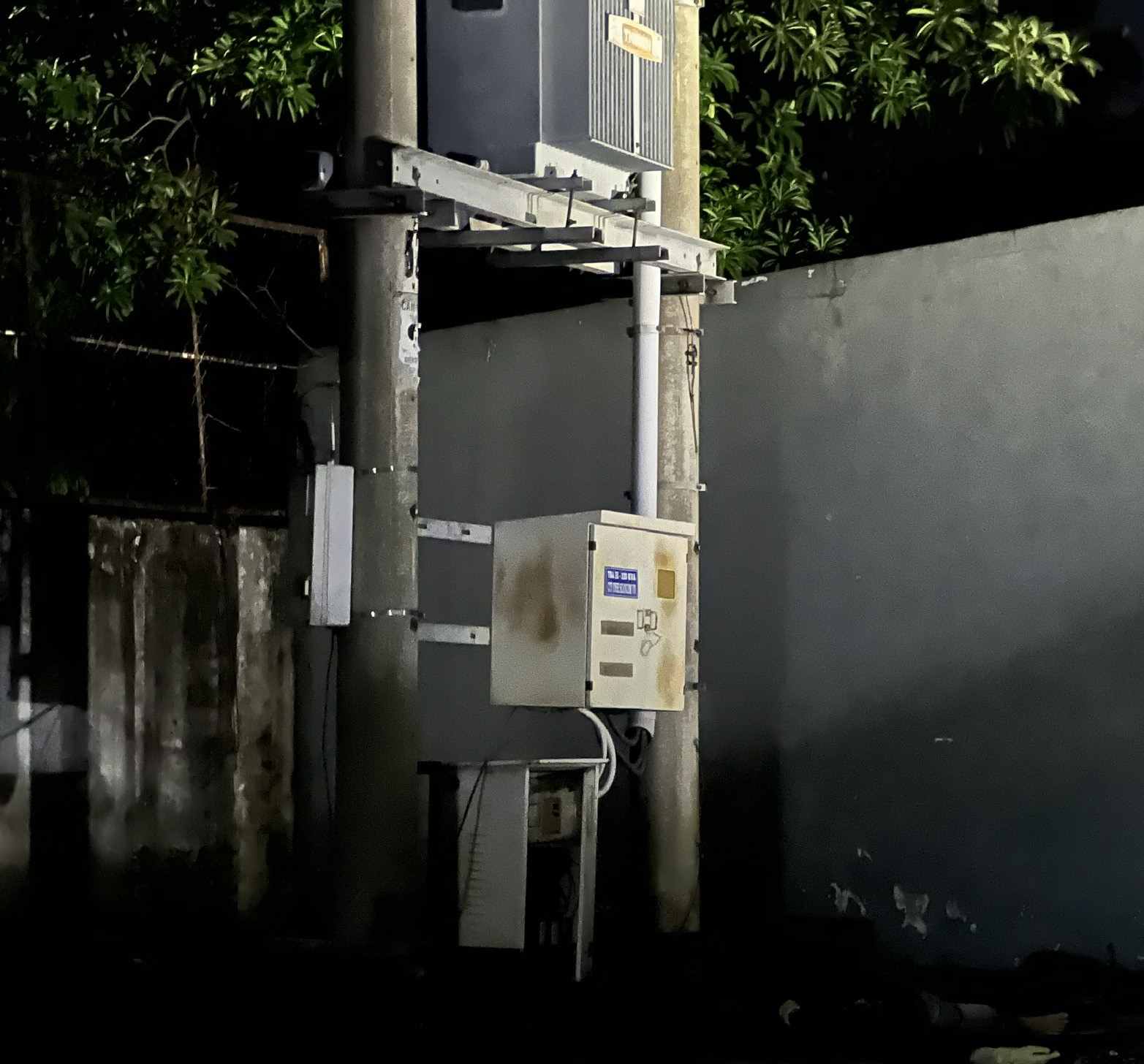 Trạm biến áp xảy ra vụ trộm dây cáp bị điện phóng tử vong. Ảnh: Dương Bình