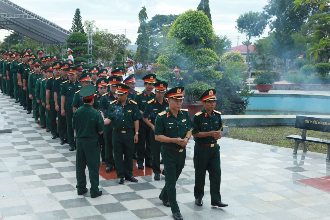 Đoàn Bộ Tư lệnh Quân khu 7 thắp hương cho các liệt sĩ. Ảnh: Duy Tuấn