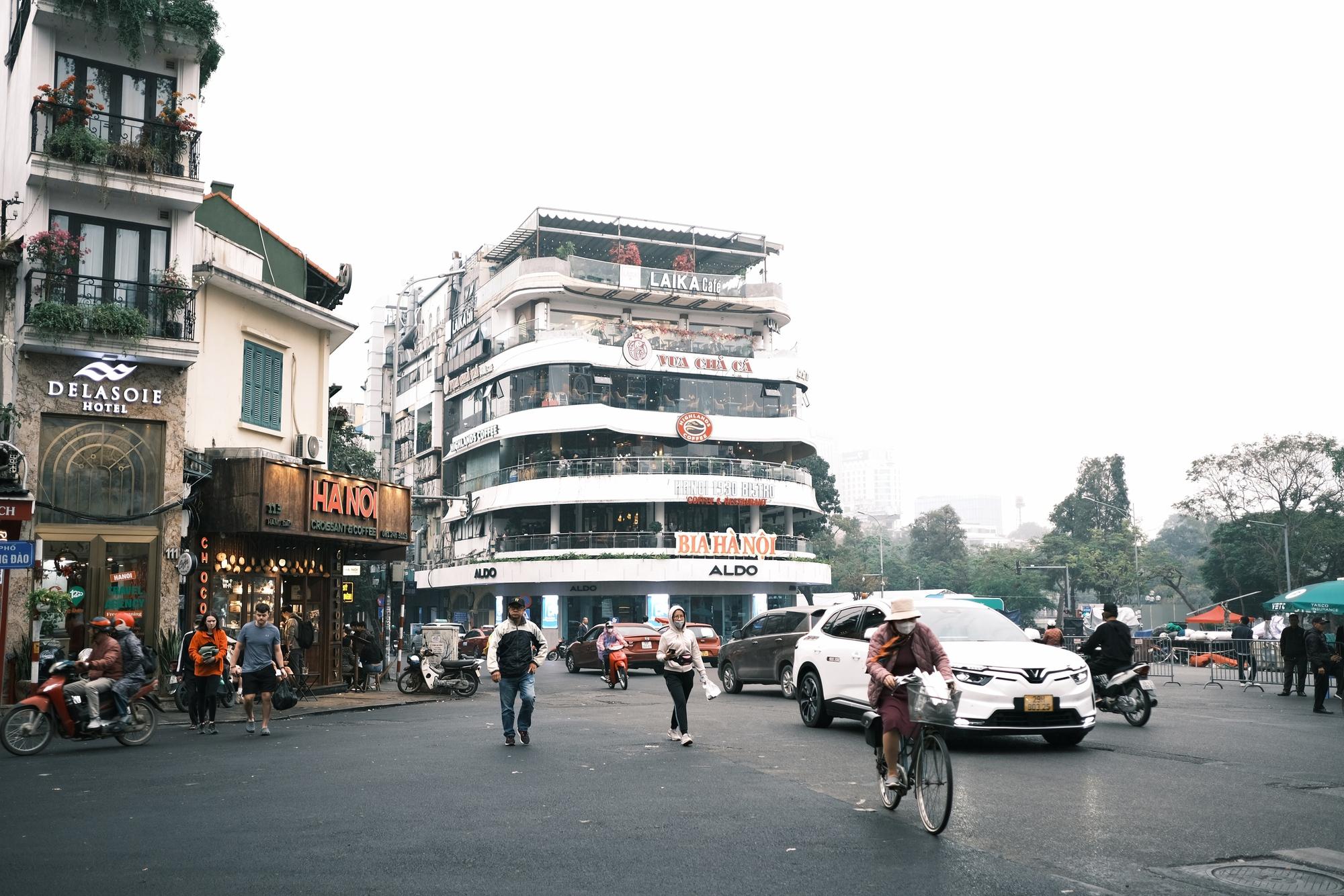 Hà Nội đầu đông, gió lạnh âm u nhưng lại khiến người ta gần nhau nhiều hơn!- Ảnh 1.