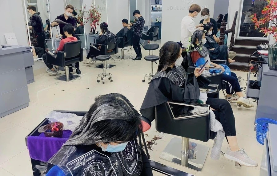 Một salon chăm sóc tóc kín khách những tháng cuối năm. Ảnh: INT