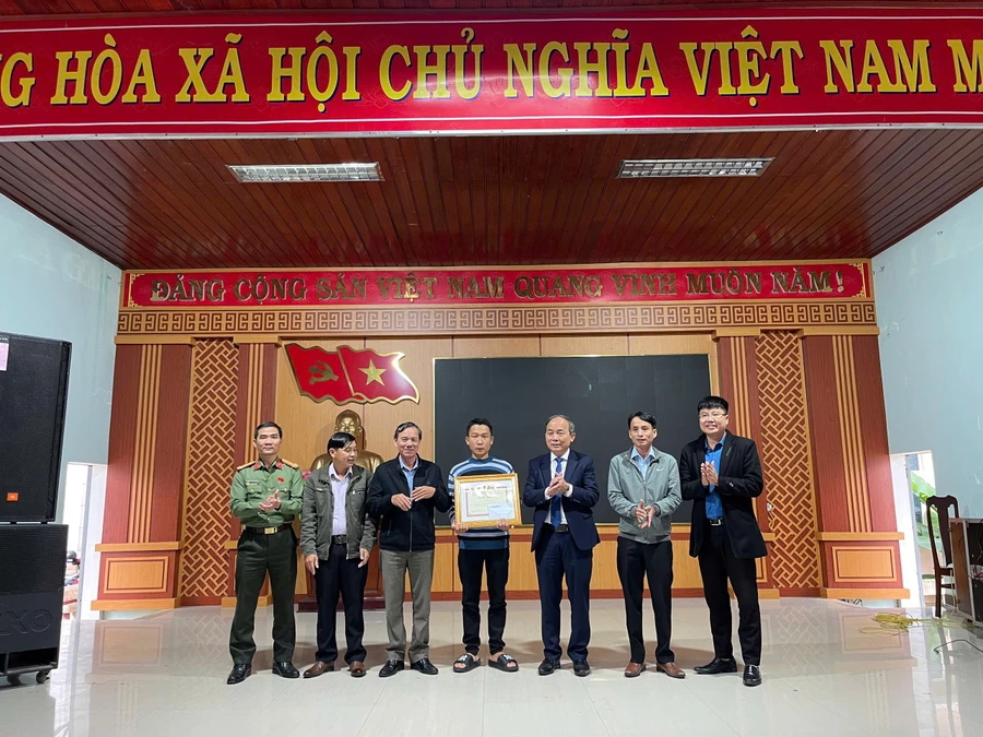 Lãnh đạo UBND huyện Duy Xuyên (tỉnh Quảng Nam) khen thưởng cho anh Bùi Thanh Tài.