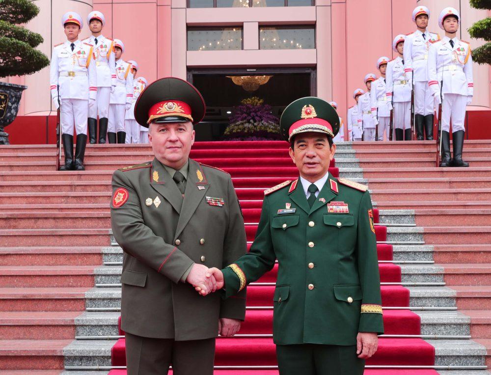 Đại tướng Phan Văn Giang - Bộ trưởng Bộ Quốc phòng đón Trung tướng Khrenin Viktor Gennadievich. Ảnh: Phạm Đông