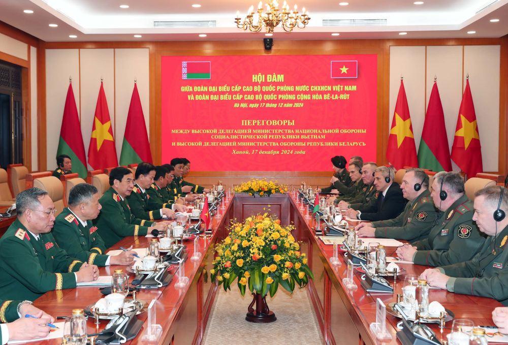Đại tướng Phan Văn Giang và Trung tướng Khrenin Viktor Gennadievich tiến hành hội đàm. Ảnh: Phạm Đông