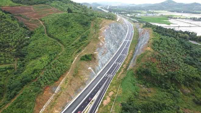 Nên khai thác 68km cao tốc Vân Phong - Nha Trang trước Tết