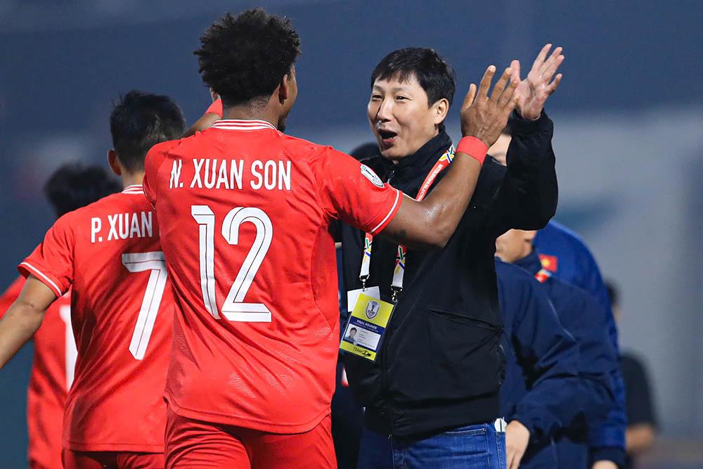 Đến phút 90, Xuân Son ghi bàn thắng thứ 2 sau cú sút tung nóc lưới khung thành Myanmar. Sau đó, anh còn có thêm 1 đường kiến tạo cho Tiến Linh ghi bàn ở phút 90+2.