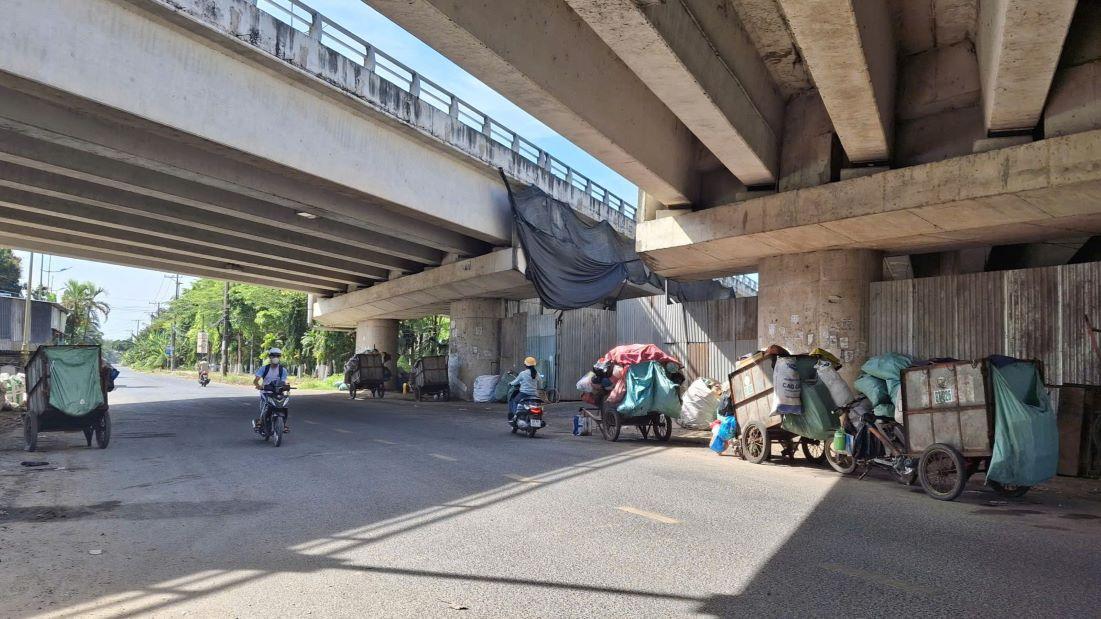 Bãi tập kết rác này nằm ngay ven đường lớn. Ảnh: Tạ Quang