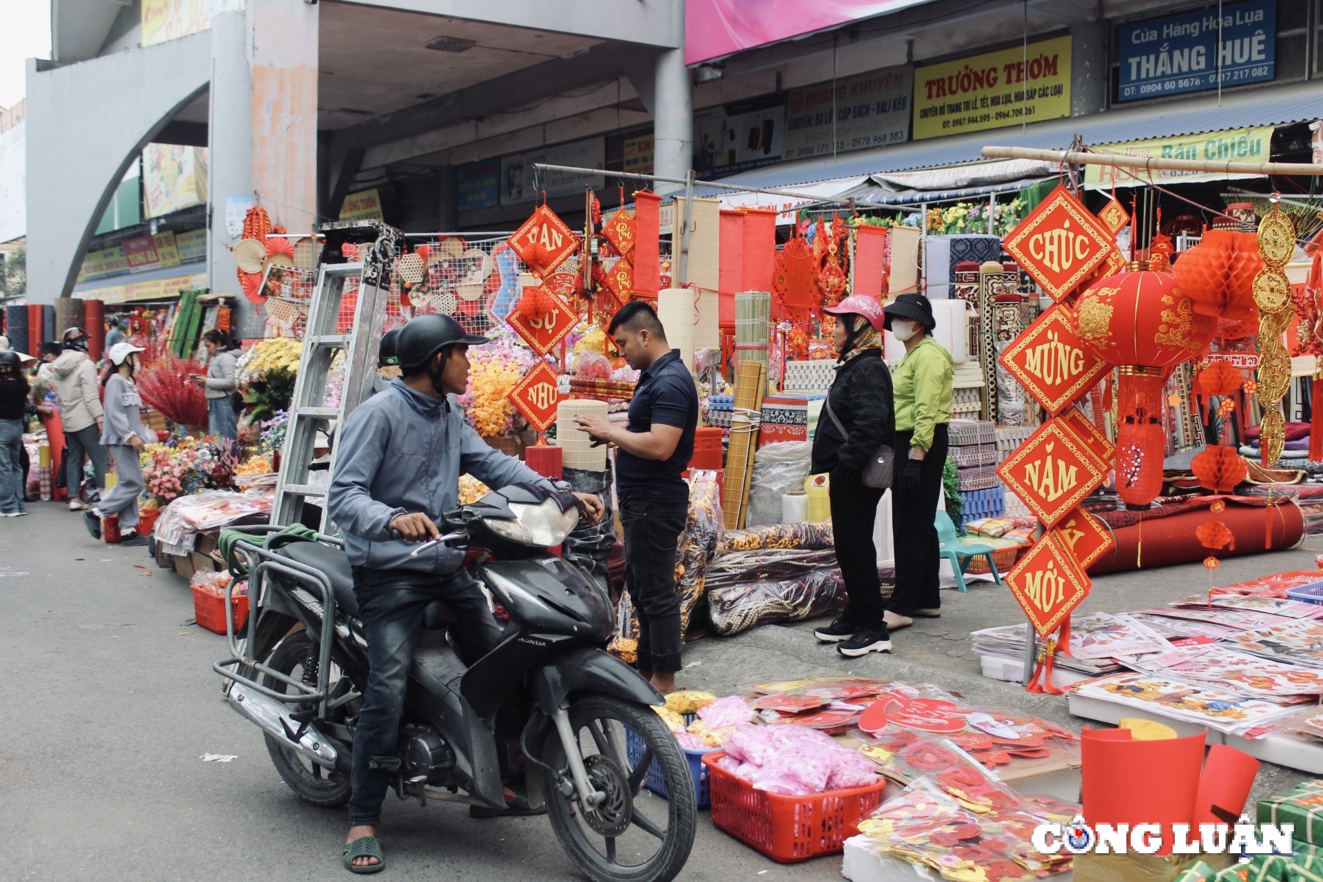 thanh hoa cho vuon hoa ruc do don khach sam tet co truyen hinh 1