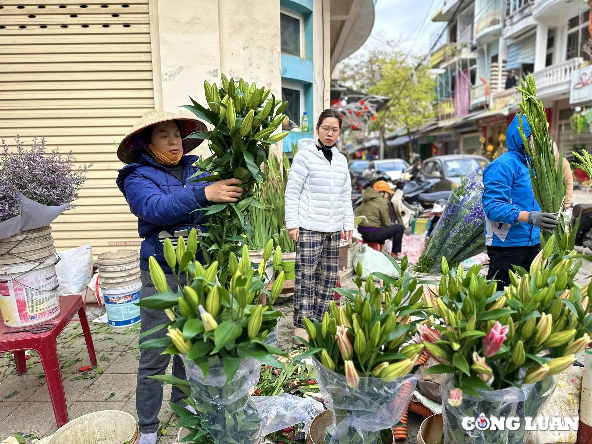 tp hai duong hoa tuoi binh on gia tieu thuong dat hang nhu tom tuoi hinh 3