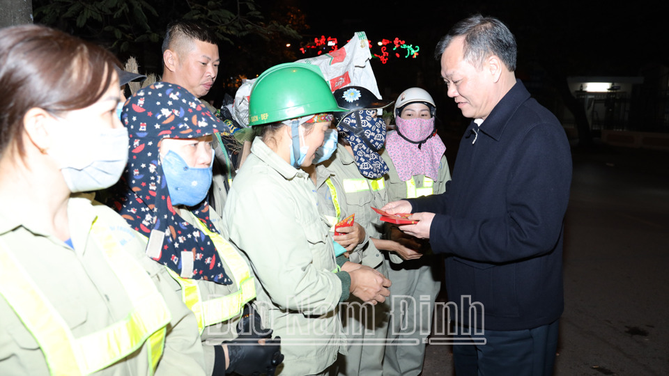 lanh dao tinh nam dinh tham chuc tet cac don vi lam nhiem vu dem giao thua hinh 3