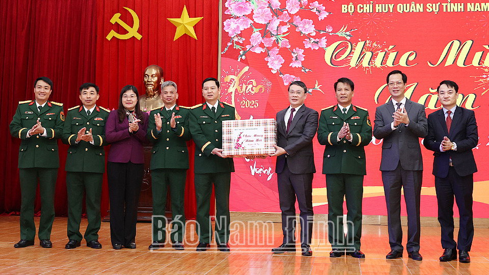 lanh dao tinh nam dinh tham chuc tet cac don vi lam nhiem vu dem giao thua hinh 1