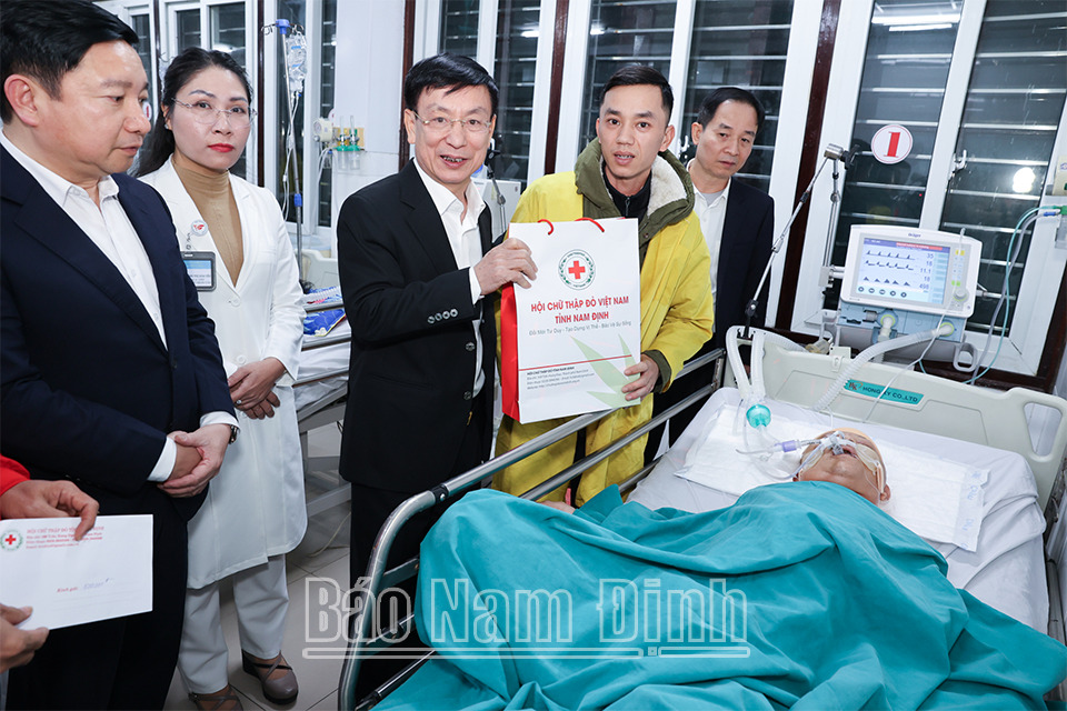 lanh dao tinh nam dinh tham chuc tet cac don vi lam nhiem vu dem giao thua hinh 4