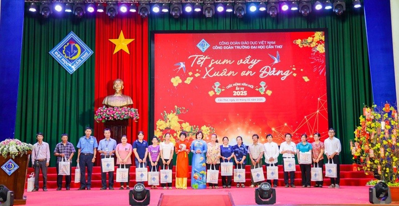 de-thay-tro-vui-don-tet-2.jpg
