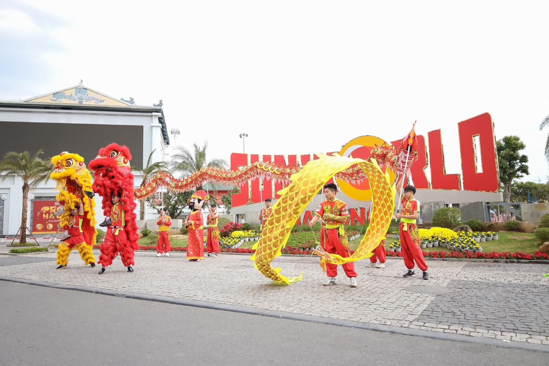 tap nap khach toi cac diem du lich quang ninh dip dau xuan hinh 1