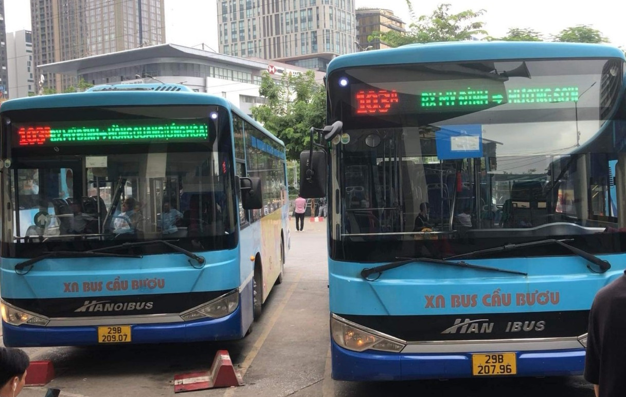 ha noi khai thac 2 tuyen buyt phuc vu nguoi dan di le hoi chua huong hinh 1