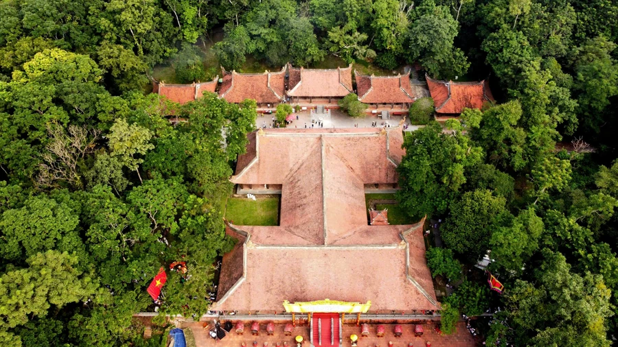 Chính điện Lam Kinh có công trình kiến trúc độc đáo, thu hút sự tò mò khám phá của du khách thập phương.