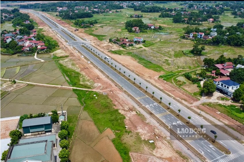 Tuyến đường trăm tỉ dần hình thành trên huyện nông thôn mới đầu tiên của Thái Nguyên.