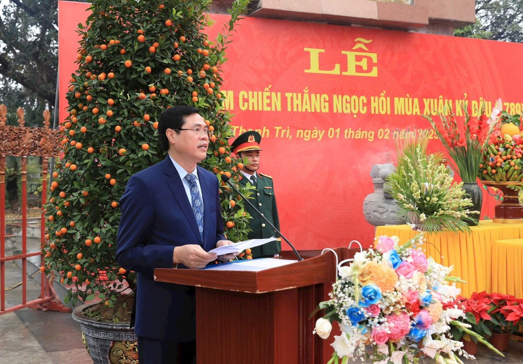 Phó Bí thư Huyện ủy, Chủ tịch UBND huyện Thanh Trì Nguyễn Xuân Phong đọc diễn văn kỷ niệm. Ảnh: Quang Thái