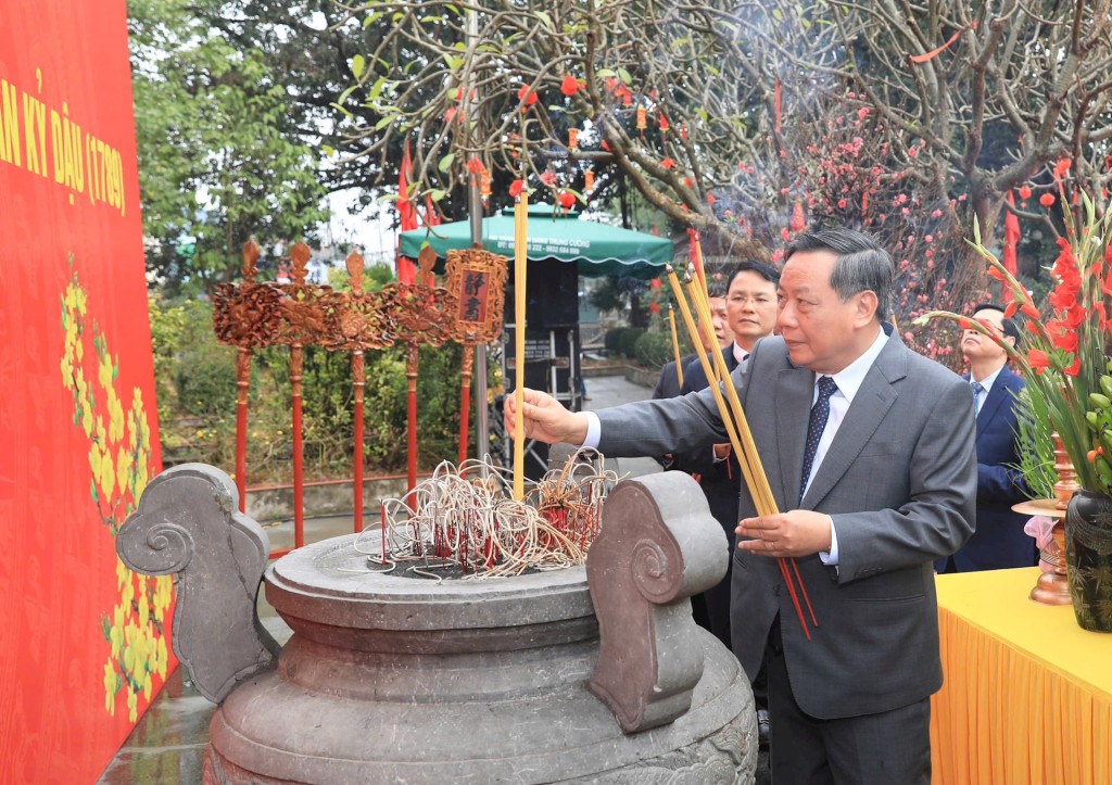Phó Bí thư Thường trực Thành ủy Hà Nội Nguyễn Văn Phong dâng hương tại buổi lễ. Ảnh: Quang Thái