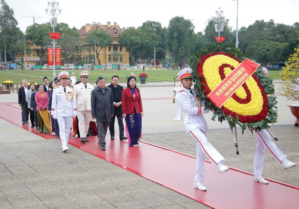 Đoàn đại biểu thành phố Hà Nội vào Lăng viếng Chủ tịch Hồ Chí Minh. Ảnh: Viết Thành