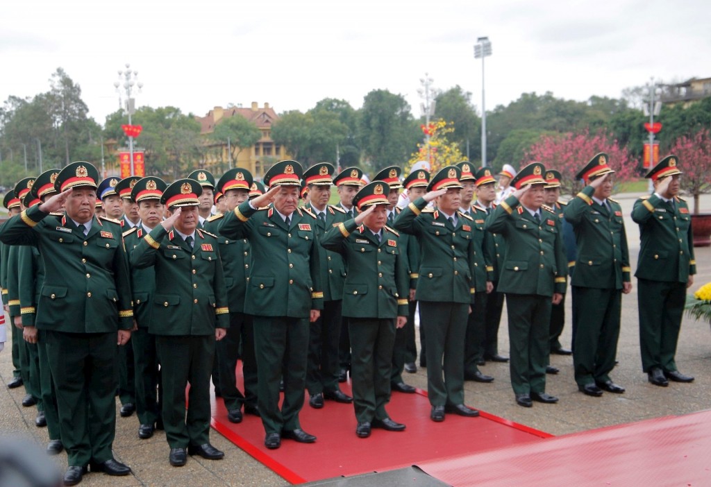 Đoàn đại biểu Quân ủy Trung ương, Bộ Quốc phòng vào Lăng viếng Chủ tịch Hồ Chí Minh. Ảnh: Viết Thành