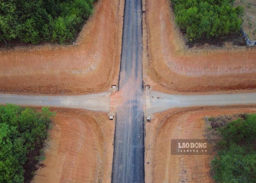 Theo đại diện chủ đầu tư, tổng khối lượng các gói thầu xây lắp đã thực hiện đến nay đã đạt gần 70%.