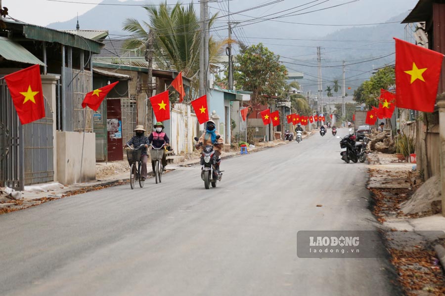 Theo ghi nhận của PV, tại tuyến nhánh 1 - tuyến đường ngoài phạm vi đô thị (từ xã Thanh Hưng - Kênh thủy lợi có chiều dài 1,03 km) đang rợp cờ Tổ quốc dọc 2 bên đường.
