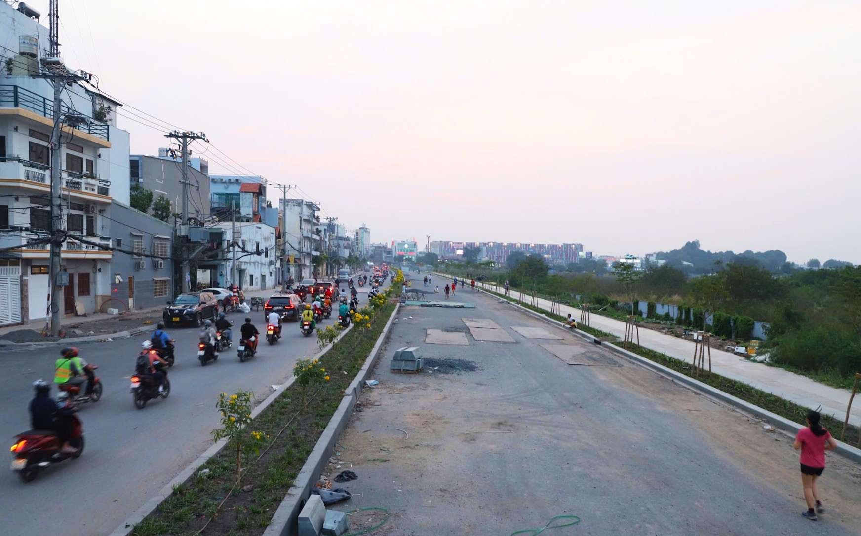 Cuối dự án, đoạn Nguyễn Đức Thuận – Cộng Hòa gần hoàn thành nhưng chưa thể thông xe do vướng mặt bằng, cản trở thi công.  Ảnh: Minh Quân