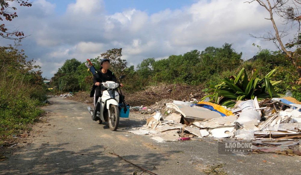 “Chúng tôi đã nhiều lần ra quân, huy động cán bộ, sinh viên cùng dọn dẹp vệ sinh. Thế nhưng, sau khi dọn xong, nhiều người vô ý thức lại tiếp tục đổ rác trở lại. Ngoài ra, việc dọn dẹp rác thải xây dựng cần có thời gian, bãi thải phù hợp và tốn thêm chi phí để xử lý. Vì vậy, chúng tôi rất mong chính quyền và lực lượng chức năng cùng vào cuộc, chung tay đưa ra phương án xử lý những hành vi đổ thải trái phép, nhằm hạn chế tình trạng ô nhiễm tại khu vực này,” đại diện Đại học Huế thông tin.