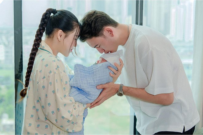 Thủ môn Đặng Văn Lâm và vợ đón con đầu lòng