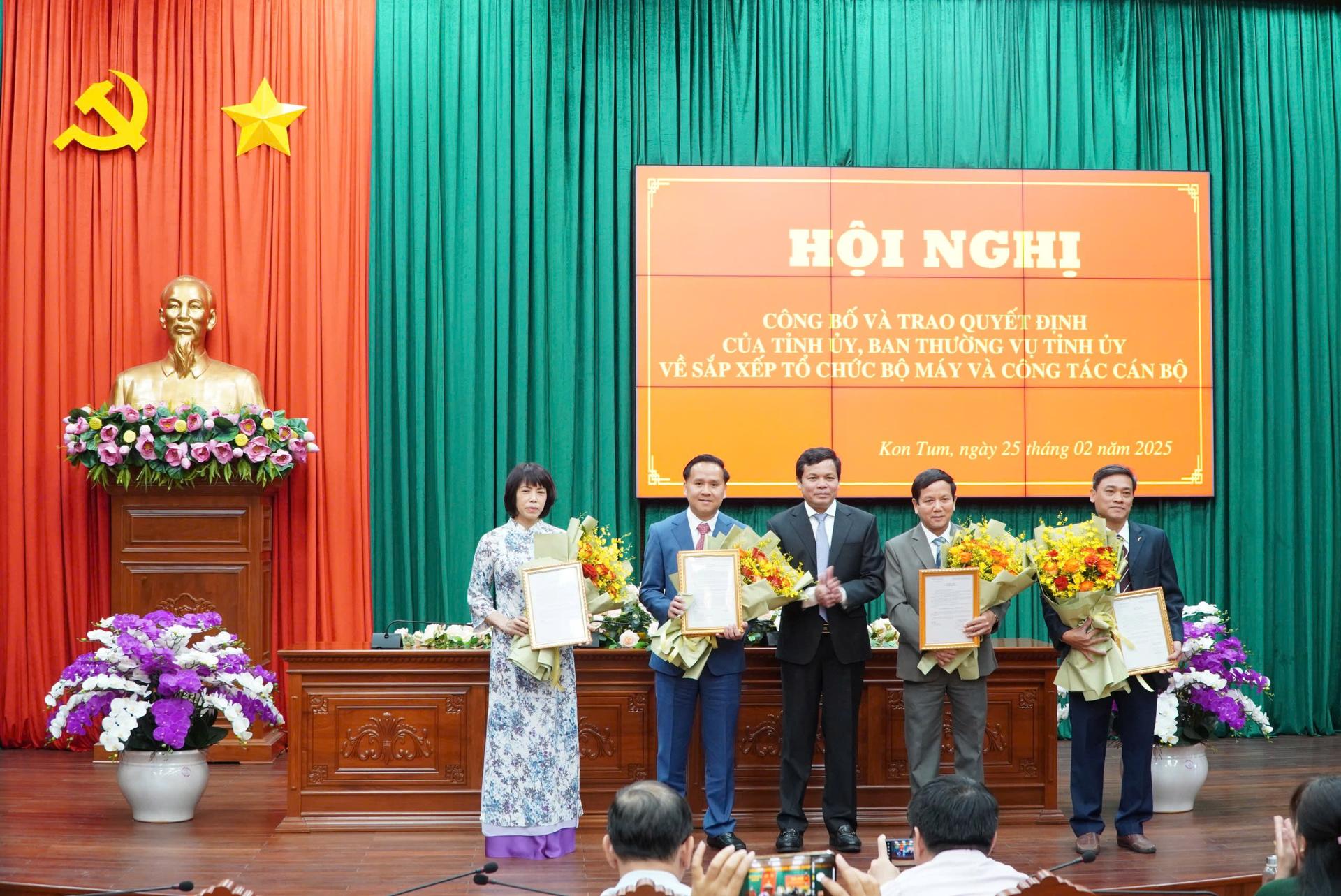 trao quyet dinh nghi huu cho 17 can bo thuoc dien ban thuong vu tinh uy kon tum hinh 3