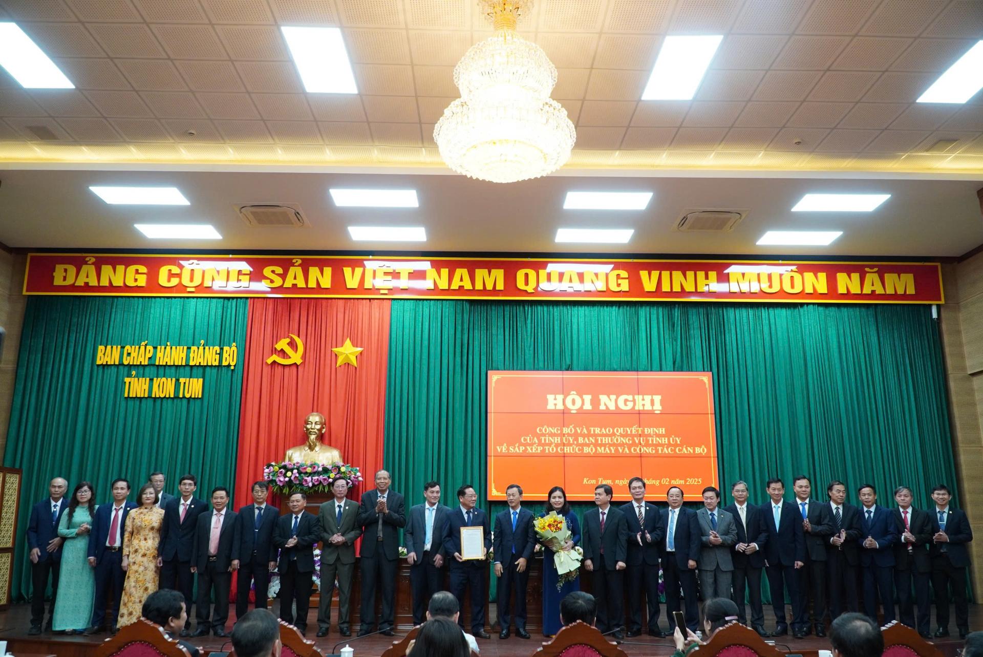 trao quyet dinh nghi huu cho 17 can bo thuoc dien ban thuong vu tinh uy kon tum hinh 2