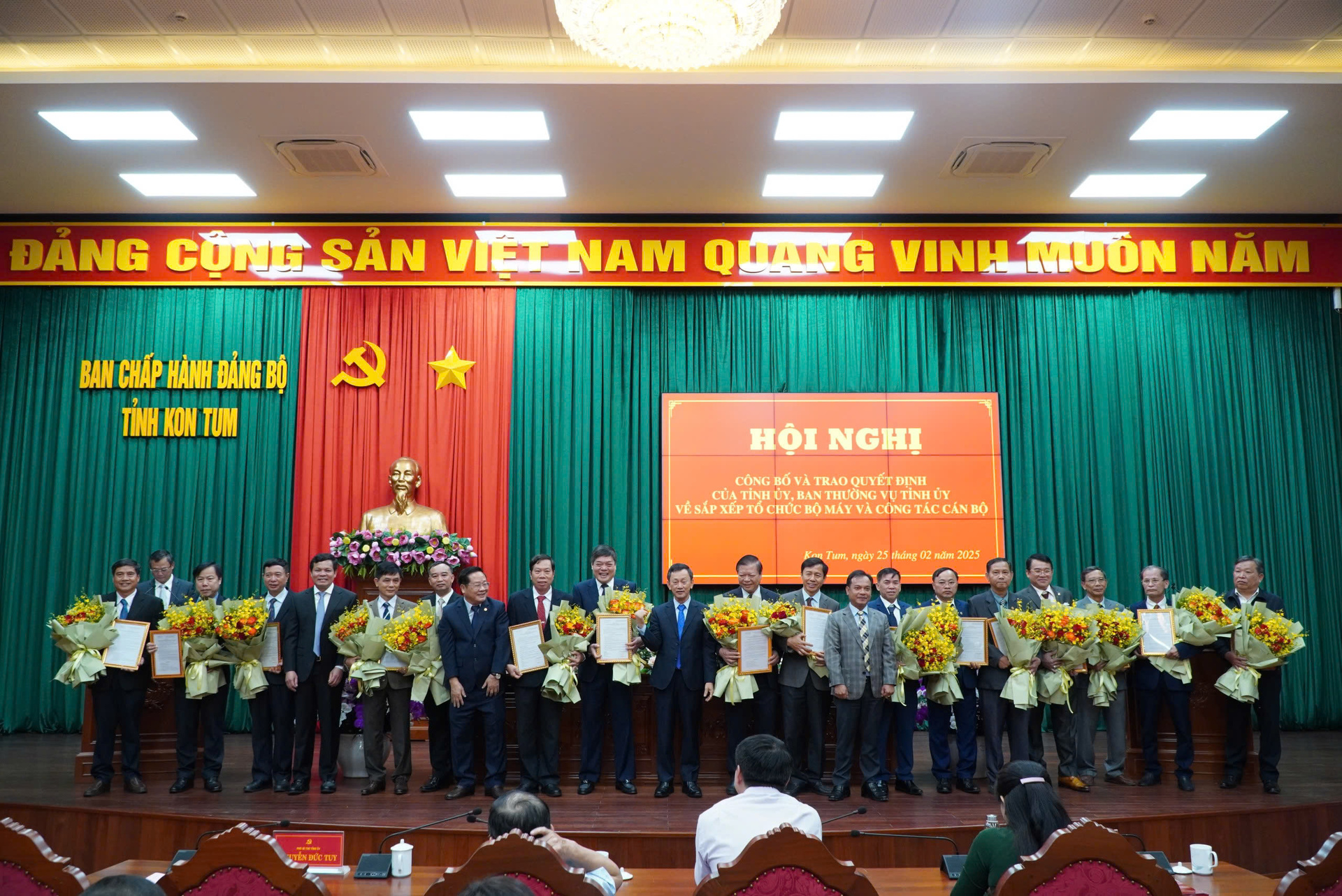 trao quyet dinh nghi huu cho 17 can bo thuoc dien ban thuong vu tinh uy kon tum hinh 1