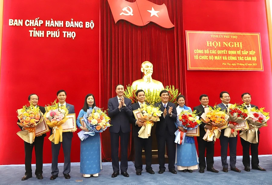 Ông Bùi Minh Châu, Bí thư Tỉnh ủy Phú Thọ và ông Phùng Khánh Tài, Phó Bí thư Thường trực Tỉnh ủy Phú Thọ trao Bằng khen, tặng hoa chúc mừng 8 cá nhân tiên phong thực hiện sắp xếp, tinh gọn tổ chức bộ máy Nghị quyết số 18-NQ/TW của BCH Trung ương Đảng.