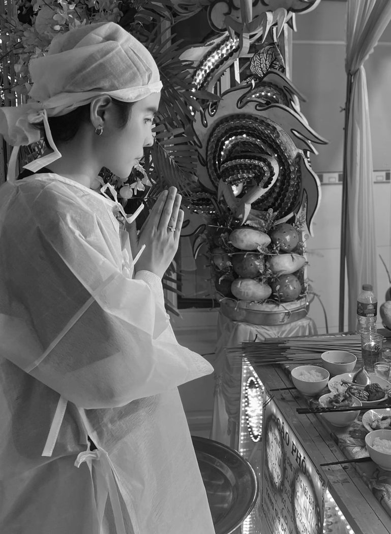 Vũ Cát Tường về quê chịu tang cha. Ảnh: FBNV